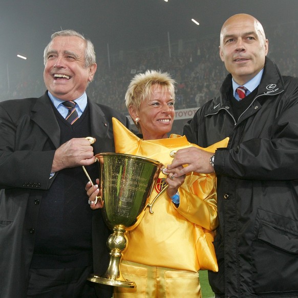 FC Basel Trainer Christian Gross, Vizepraesidentin Gigi Oeri und Praesident Werner Edelmann, von links, posieren mit dem Meisterpokal am Samstag, 22. Mai 2004, nach der Pokaluebergabe im St. Jakobspar ...