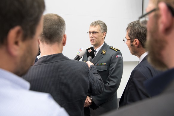 Claude Meier, Chef Armeestab, Vorsitzender der Expertengruppe, spricht mit den Journalisten spricht in einer Medienkonferenz ueber des Berichts der Expertengruppe &quot;Neues Kampfflugzeug&quot; und d ...