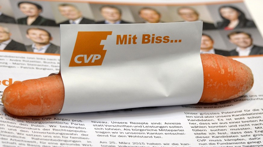 Eine Ruebe mit einem CVP Logo liegt als Werbegeschenk bereit an der Delegiertenversammlung der CVP in Brugg am Samstag, 25. April 2015. (KEYSTONE/Walter Bieri )