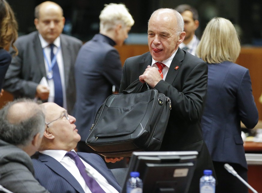 epa05621906 Swiss Finance Minister Ueli Maurer (R) and French Finance Minister Michel Sapin (2-L) during a European finance ministers meeting in Brussels, Belgium, 08 November 2016. The meeting of the ...