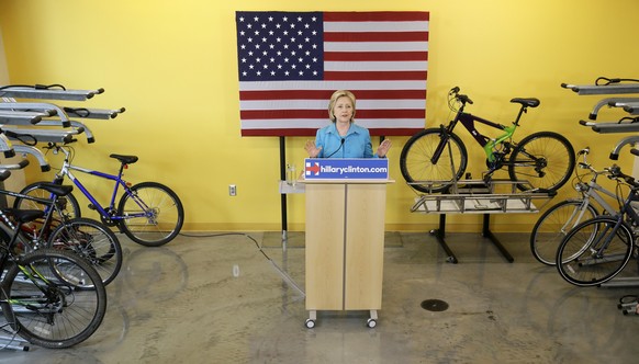 Auch grüne Themen forciert Hillary Clinton: hier bei einer Rede in einer Velo-Werkstätte.