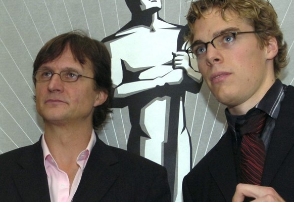 Arno Del Curto, Trainer, und Jonas Hiller, Goalie des HC Davos werden mit dem Eishockey Award 2005 am Freitag, 28. Oktober 2005 im Casino Luzern ausgezeichnet. (KEYSTONE/ Sigi Tischler)