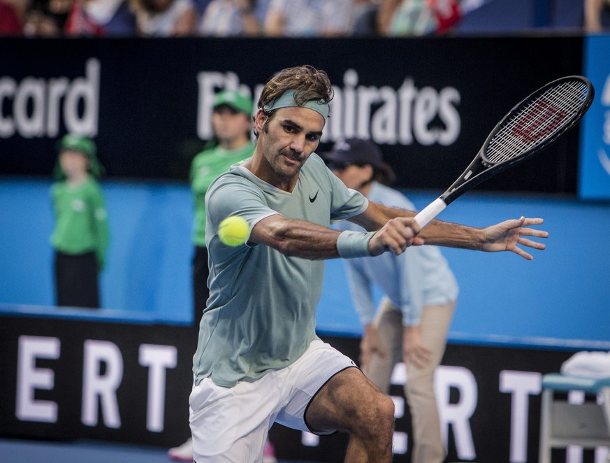 epa05695008 Roger Federer of Switzerland in action against Dan Evans of Britain during their men&#039;s singles match of the Hopman Cup at the Arena in Perth, Australia, 02 January 2017. EPA/TONY MCDO ...