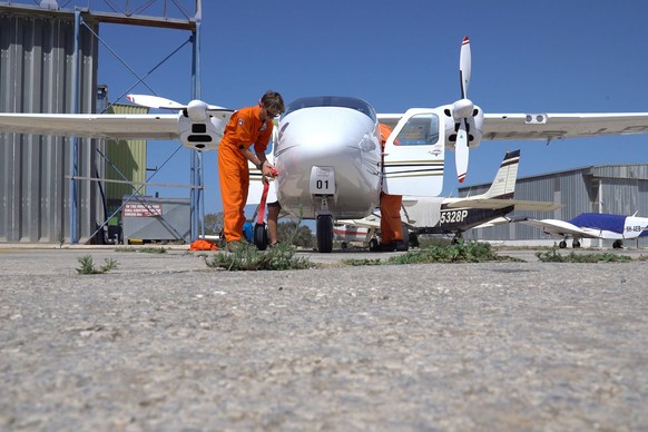 Das Flugzeug wird kontrolliert und betankt.