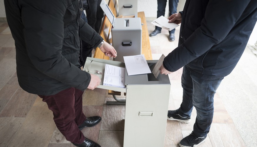 Ein Mann stimmt ab an der Urne, am Sonntag, 28. Februar 2016, in Appenzell. Die Schweiz stimmt heute ueber vier eidgenoessische Vorlagen ab. (KEYSTONE/Gian Ehrenzeller)