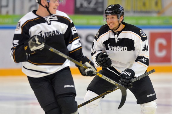 Damien Brunner, rechts, scherzt mit Gregory Hoffmann waehrend einem Trainingsspiel des HC Lugano bei der Mannschaftspraesentation in der Resega Eishalle am Samstag, 13. August 2016, in Lugano. (KEYSTO ...