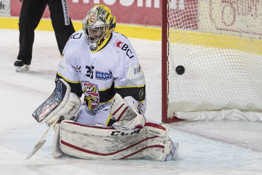 Ajoies Goalie Elien Paupe muss den Treffer zum 1:0 hinnehmen im ersten Playoff-Halbfinalspiel der National League B zwischen dem SC Langenthal und dem HC Ajoie, am Sonntag, 5. Maerz 2017, in der Eisha ...