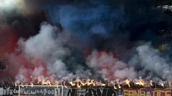 Die Fans der Muttenzer Kurve begruessen die Mannschaften vor dem Fussball Meisterschaftsspiel der Super League zwischen dem FC Basel 1893 und dem FC Sion im Stadion St. Jakob-Park in Basel, am Donners ...