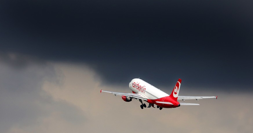 Eine Maschine der Fluggesellschaft Air Berlin startet am 21.09.2017 auf dem Flughafen in Berlin-Tegel in einen dunklen, wolkenverhangenen Regenhimme. Der Glaeubigerauschuss beraet heute ueber Kaufange ...