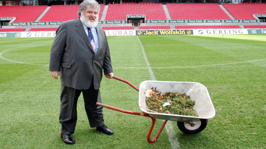 Blazer sammelt nicht nur Geld, sondern 2005 auch Blätter im Stadion in Köln.