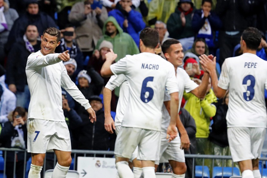 epa05648619 Real Madrid's Portuguese striker Cristiano Ronaldo (L) celebrates with his teammates after scoring the 2-0 lead during the Spanish Primera Division soccer match between Real Madrid an ...
