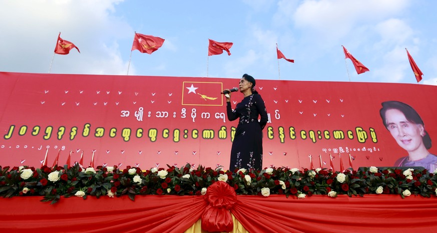 Aung San Suu Kyi spricht an einer Wahlveranstaltung in Yangon (1. November 2015).