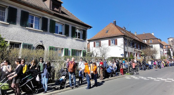 Wohnungssuchende stehen Schlange vor einer Liegenschaft in Zuerich, am Montag, 17. Maerz 2014. (KEYSTONE/Walter Bieri)