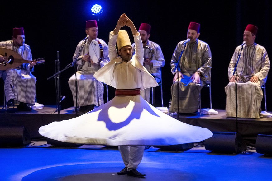 Noureddine Khourchid, Saenger der Umayyaden-Moschee in Damaskus, mit Chor und einem tanzenden Derwisch, am Donnerstag, 7. April 2016, an den Stanser Musiktagen in Stans. (KEYSTONE/Alexandra Wey)