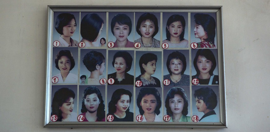 Diese 18 Haarschnitte hängen bei einem nordkoreanischen Coiffeur als Beispiele für Frauen aus.