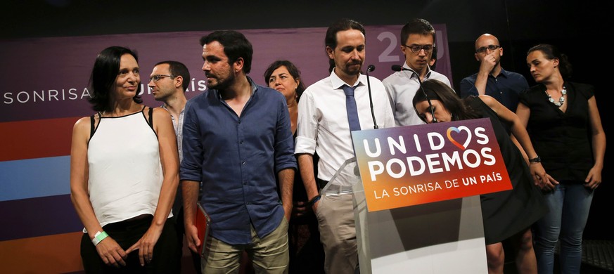 Leicht betretene Gesichter bei Pablo Iglesias und seinen Podemos-Mitstreitern: Nach ersten Prognosen sah es aus, als ob sie zulegen könnten. Die Resultate sahen dann aber anders aus.