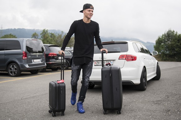 Nico Elvedi bei der Ankunft im Hotel Panorama Resort und Spa, aufgenommen am Montag, 29. August 2016, in Feusisberg. Am 6. September trifft die Schweizer Fussballnationalmannschaft im WM Qualifikation ...