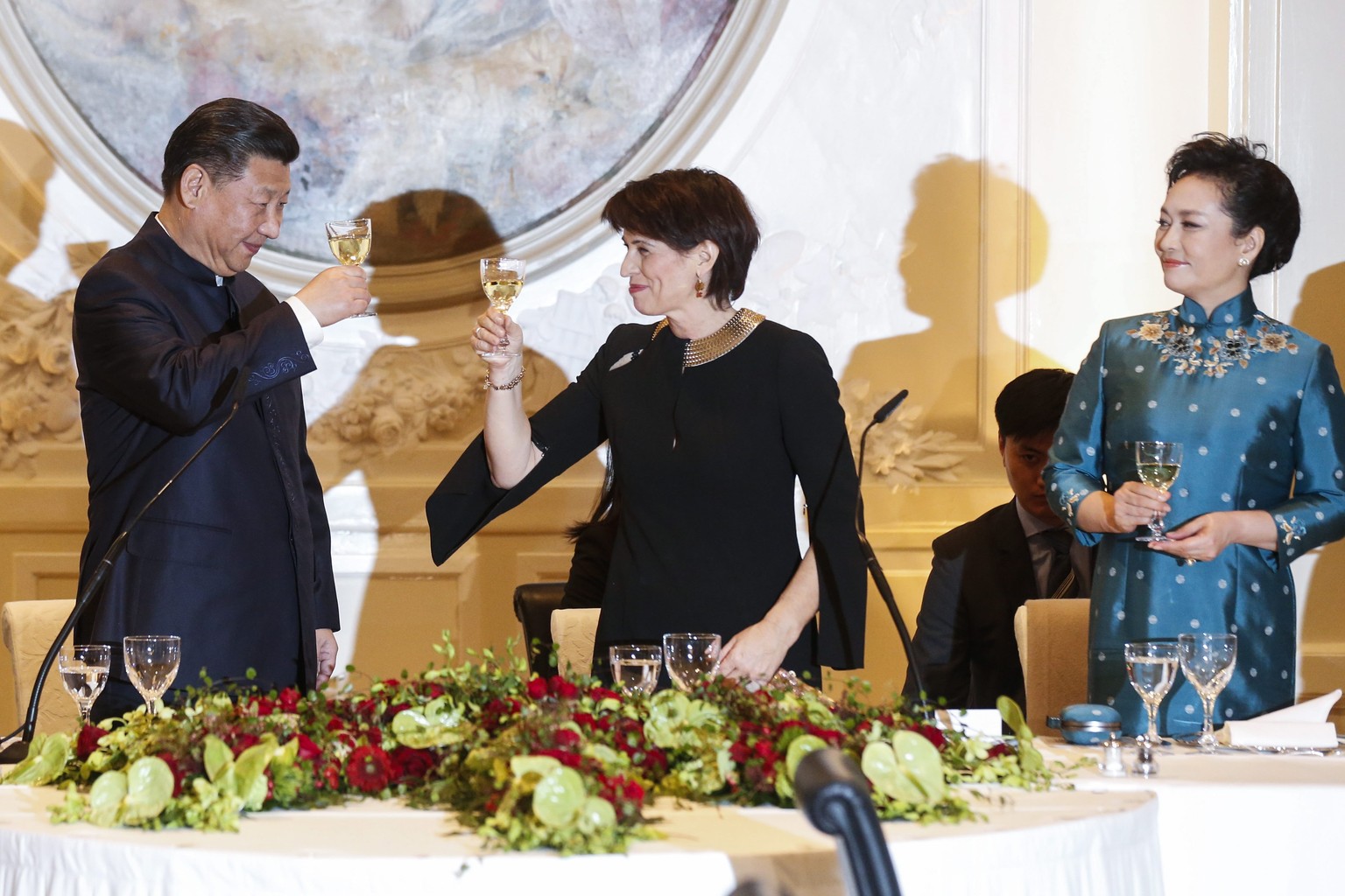 epa05719707 Swiss Federal President Doris Leuthard (C), China&#039;s President Xi Jinping (L) and Xi&#039;s wife Peng Liyuan (R) raise their glasses raise their glasses at a gala dinner in Bern, Switz ...