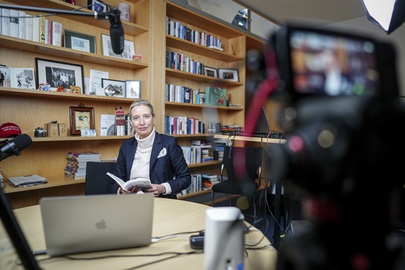 Nachrichten Linkding Alice Weidel, parliamentary group leader, party chairwoman and candidate for chancellor of the AfD, prepares for a live X interview with U.S. billionaire Elon Musk in her office in the Jakob Kaiser Ho ...