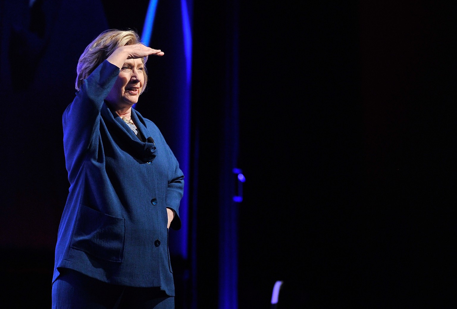 Wer war das? Hillary Clinton hält Ausschau nach dem Schuh-Werfer.