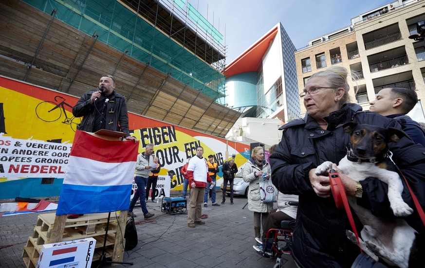 Pegida-Protest im niederländischen Utrecht, angeführt von einem Deutschen: Der Pegida-Chef Lutz Bachmann spricht zur Menge.