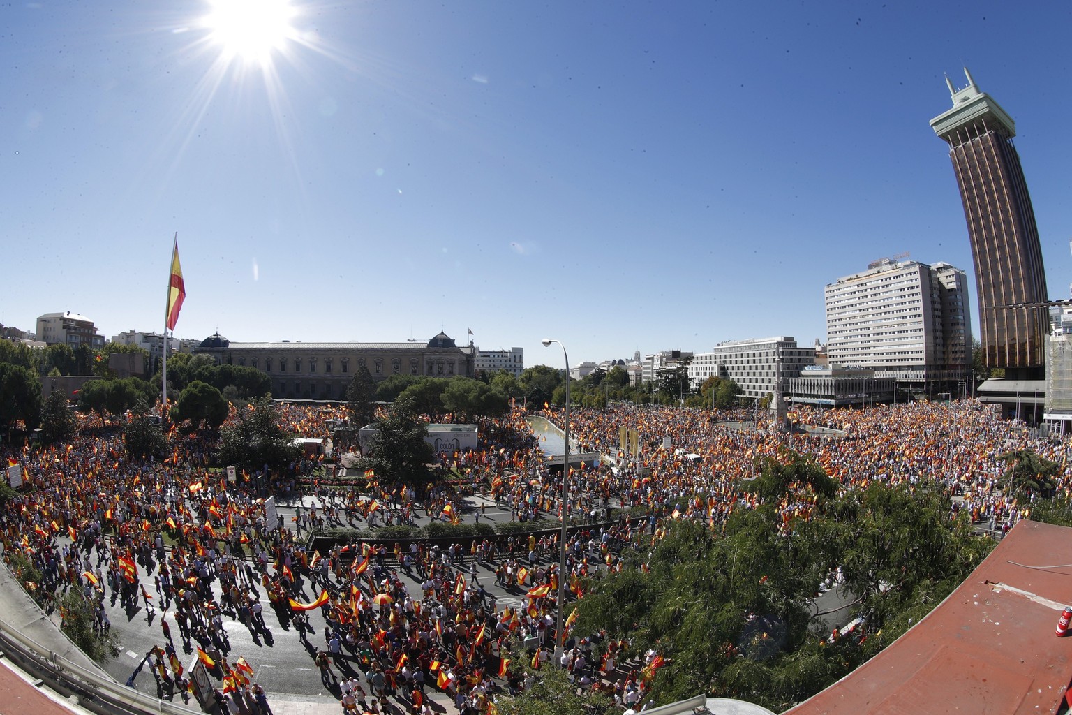 epa06250210 A fish-eye lens view of people gathering during the demonstration called by Denaes (Defense of Spanish Nation) foundation at Colon square, Madrid, Spain, 07 October 2017, to support the un ...