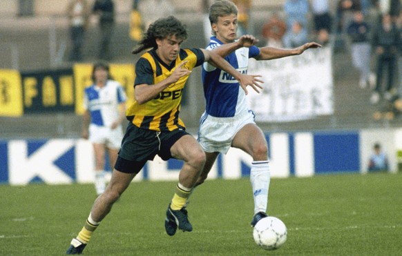 Peter Koezle, links, von den Berner Young Boys im Zweikampf mit dem Grasshopper Alain Suter, aufgenommen am 26. Mai 1990 in Bern beim Meisterschaftsspiel der Nationalliga A Young Boys gegen den Grassh ...