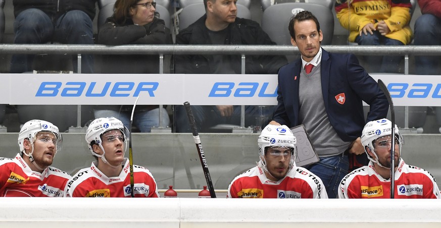 Switzerland&#039;s head coach Patrick Fischer, right, looks on during the Ice Hockey Deutschland Cup at the Curt-Frenzel-Eisstadion in Augsburg, Germany, Friday, November 4, 2016. (KEYSTONE/Peter Schn ...