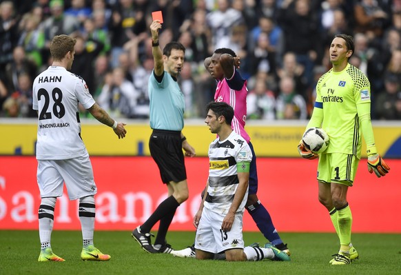 Referee Wolfgang Stark shows the red card to Hamburg&#039;s Cleber, 2nd from right, after Moenchengladbach&#039;s Lars Stindl, center, was falling down during the German Bundesliga soccer match betwee ...