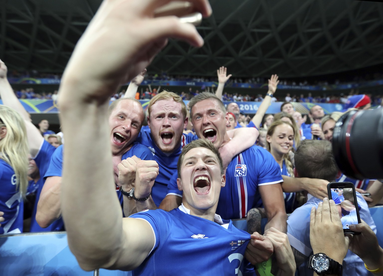 Islands Haukur Heidar Hauksson macht nach dem Spiel ein Selfie mit den Fans.&nbsp;