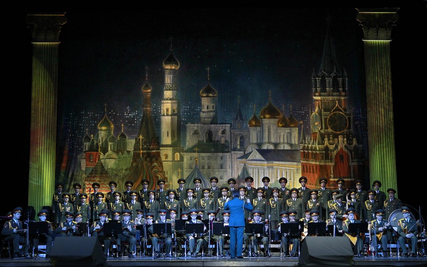 epa04195657 The choir sing during concert of the Academic Song and Dance Ensemble of the Russian Army in Moscow, Russia, 07 May 2014. The concert commemorates the victory of the Soviet Union&#039;s Re ...