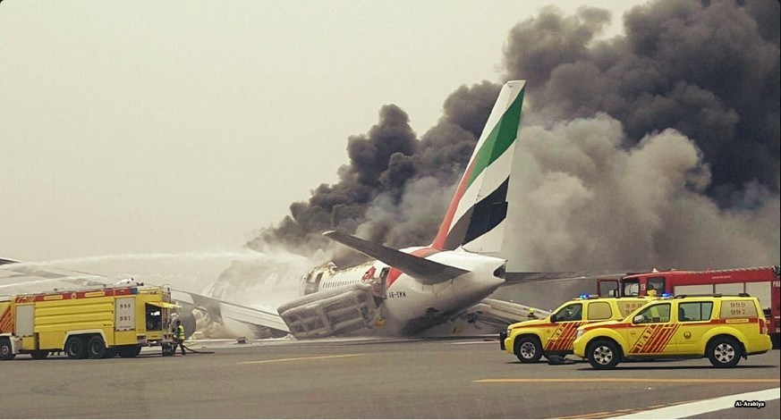 Rauchschwaden steigen aus dem notgelandeten Flugzeug in Dubai auf.