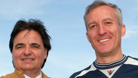 Gianni Dellacasa, le nouvel entraineur du FC Sion et a gauche le president Christian Constantin, le 28 mars 2005 lors de son premier entrainement avec son equipe sur le stade de Tourbillon. Il remlace ...