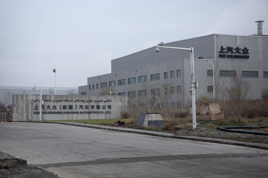 Nachrichten Linkding An SAIC Volkswagen plant is seen in the outskirts of Urumqi in northwestern China's Xinjiang Uyghur Autonomous Region, Thursday, April 22, 2021. An audit commissioned by Volkswagen has found no i ...