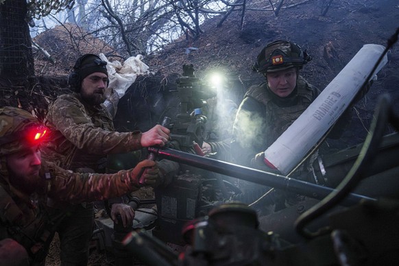 Nachrichten Linkding Ukrainian servicemen of 148th artillery brigade load ammunition into a M777 howitzer before firing towards Russian positions at the frontline on Velyka Novosilka direction, Donetsk region, Ukraine, Ja ...