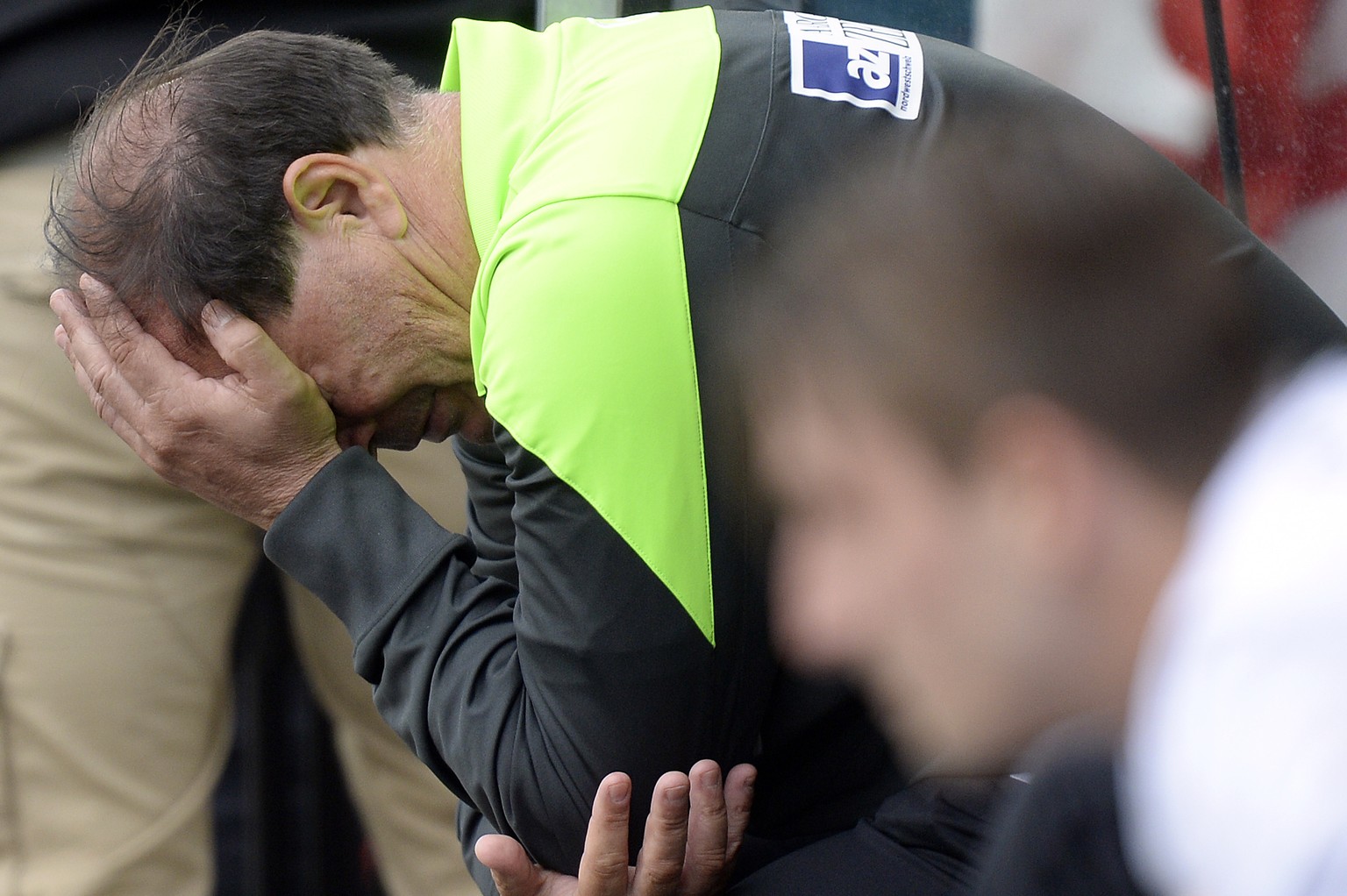 Aarau-Coach Raimondo Ponte kann es nicht fassen: Er hat das gesamte Sport-Weekend verpasst! Egal, bei uns wird der Gute über alles à jour gebracht, was die Schweiz bewegt hat.