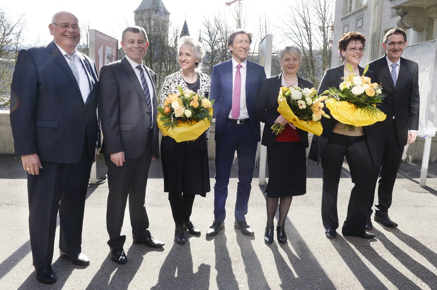Der neue Zürcher Regierungsrat: Markus Kägi (SVP), Ernst Stocker (SVP), Carmen Walker Späh (FDP),Thomas Heiniger (FDP), Jacqueline Fehr (SP), Silvia Steiner (CVP) und Mario Fehr, (SP). 