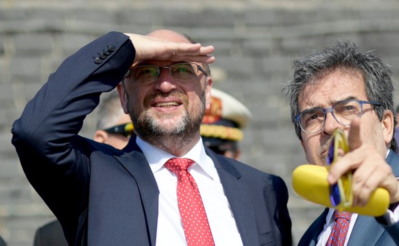 epa06112735 Chairman of German Social Democratic Party (SPD) and top candidate for chancellor, Martin Schulz (L) and Catania&#039;s Mayor Enzo Bianco (R) after their visit of an Italian coast guard sh ...