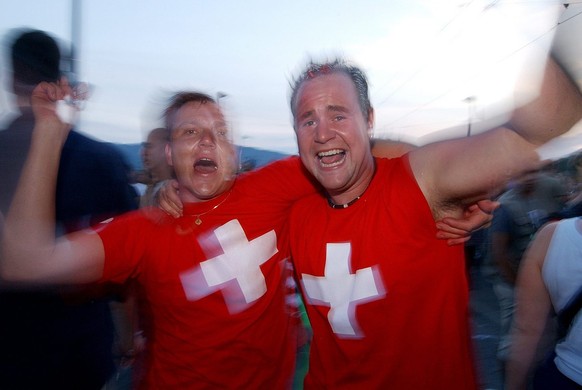 Zwei Teilnehmer der Street Parade, in T-Shirts mit Schweizer Kreuzen feiern am Samstag, 13. August 2005 in Zuerich. Tausende von Raverinnen und Raver aus dem In- und Ausland tanzten waehrend der jaehr ...