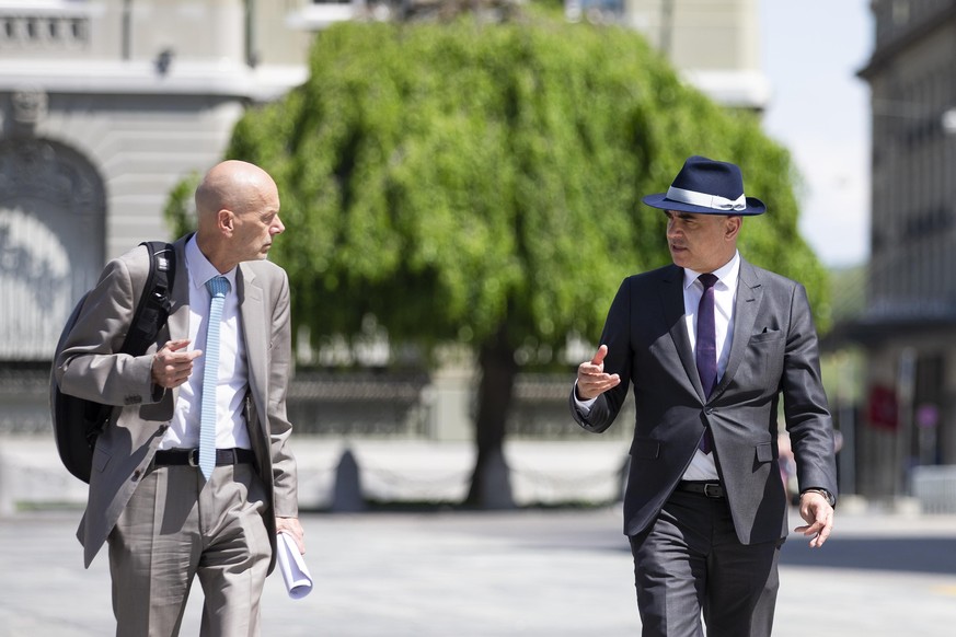 Bundesrat Alain Berset, rechts, und Daniel Koch, Delegierter des BAG fuer COVID-19, kommen zu einer Medienkonferenz des Bundesrates ueber die Situation des Coronavirus, am Freitag, 8. Mai 2020 in Bern ...