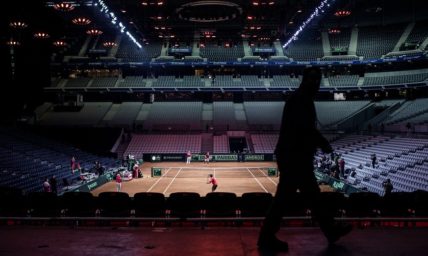 Noch ist die gewaltige Tennisarena leer. Doch ab heute werden täglich 27'000 heissblütige Fans die Halle füllen. Gut so, denn gestern Donnerstag war es immer noch sehr kalt.