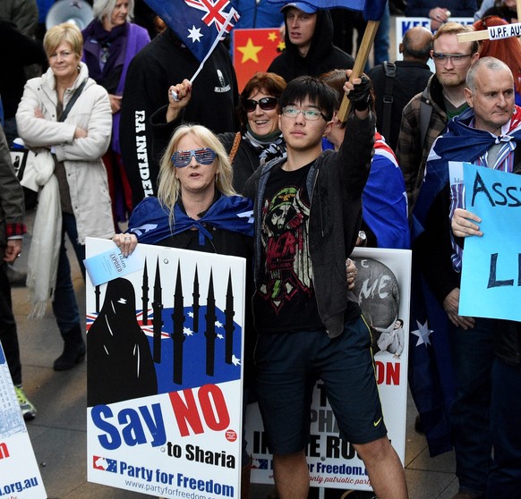 «Sag Nein zur Scharia»: Eine Demonstrantin marschiert am Sonntag im Zentrum Sydneys mit der Abwandlung des SVP-Plakats.