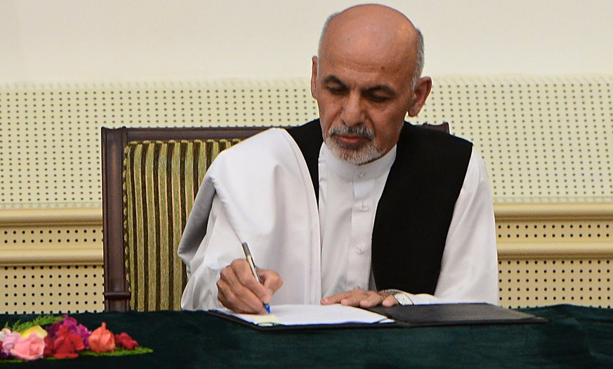 Der neue Präsident Afghanistans: Aschraf Ghani unterzeichnet ein Abkommen mit seinem Rivalen Abdullah.&nbsp;