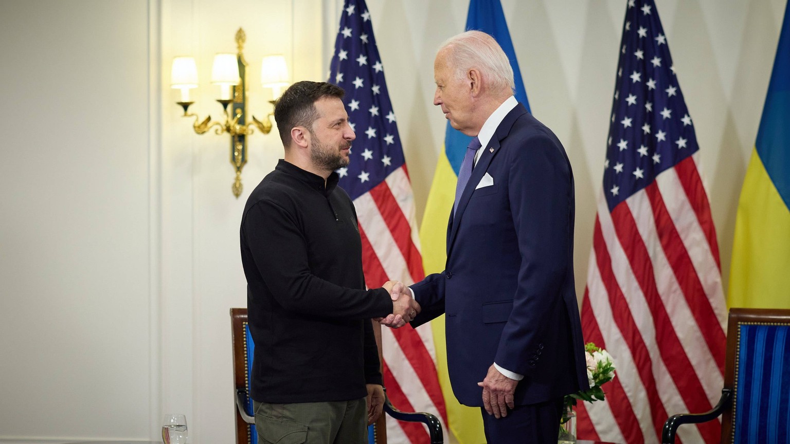 Nachrichten Linkding Praesident Wolodymyr Selenskyj zu Besuch in Frankreich Praesident Wolodymyr Selenskyj trifft US Praesident Joe BIDEN. Praesident Wolodymyr Selenskyj zu Besuch in Frankreich am 07.06.2024, Official Vis ...