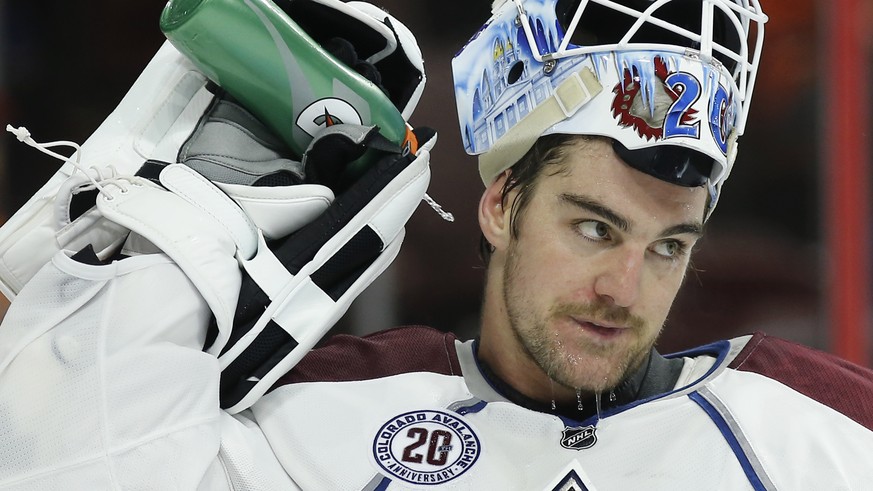 Colorado Avalanche&#039;s Reto Berra squirts himself during the second period of an NHL hockey game against the Philadelphia Flyers, Tuesday, Nov. 10, 2015, in Philadelphia. (AP Photo/Matt Slocum)