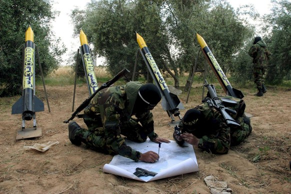 Kämpfer der Gruppierung Islamischer Dschihad üben den Abschuss von Kassam-Raketen im Gazastreifen (12.04.2007).