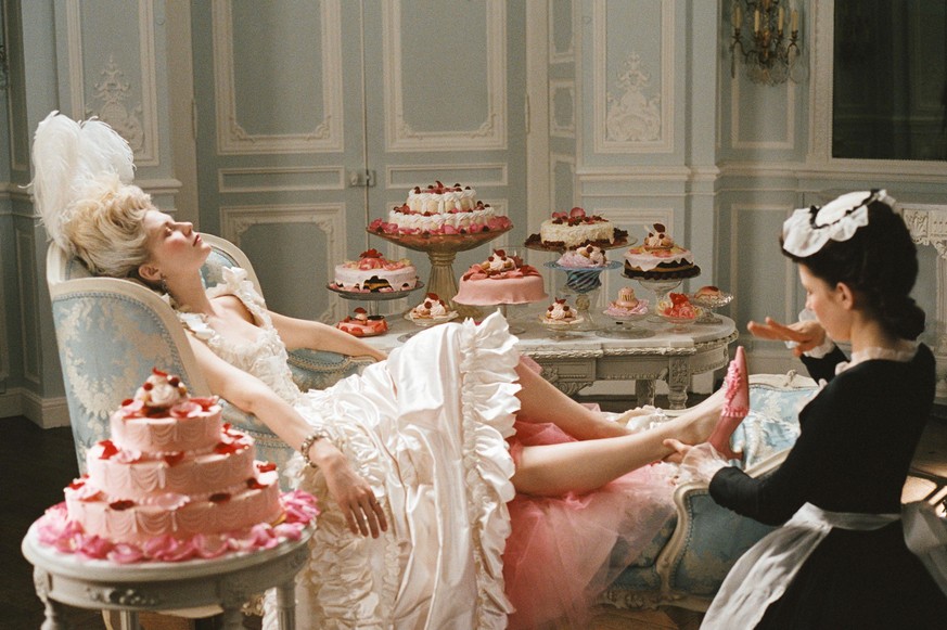 Soll sie vom Kuchen versuchen oder Schuhe probieren? Kirsten Dunst als gelangweilte Königin in «Marie Antoinette»?