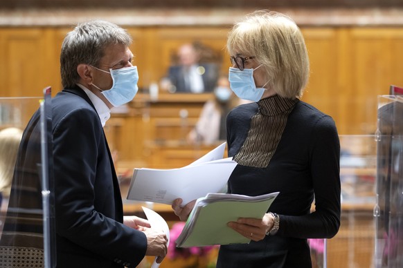 Ruth Humbel, Mitte-AG, rechts, und Juerg Grossen, GLP-BE, diskutieren waehrend der Debatte um das Covid-19-Gesetz, waehrend der Fruehlingssession der Eidgenoessischen Raete, am Mittwoch, 17. Maerz 202 ...