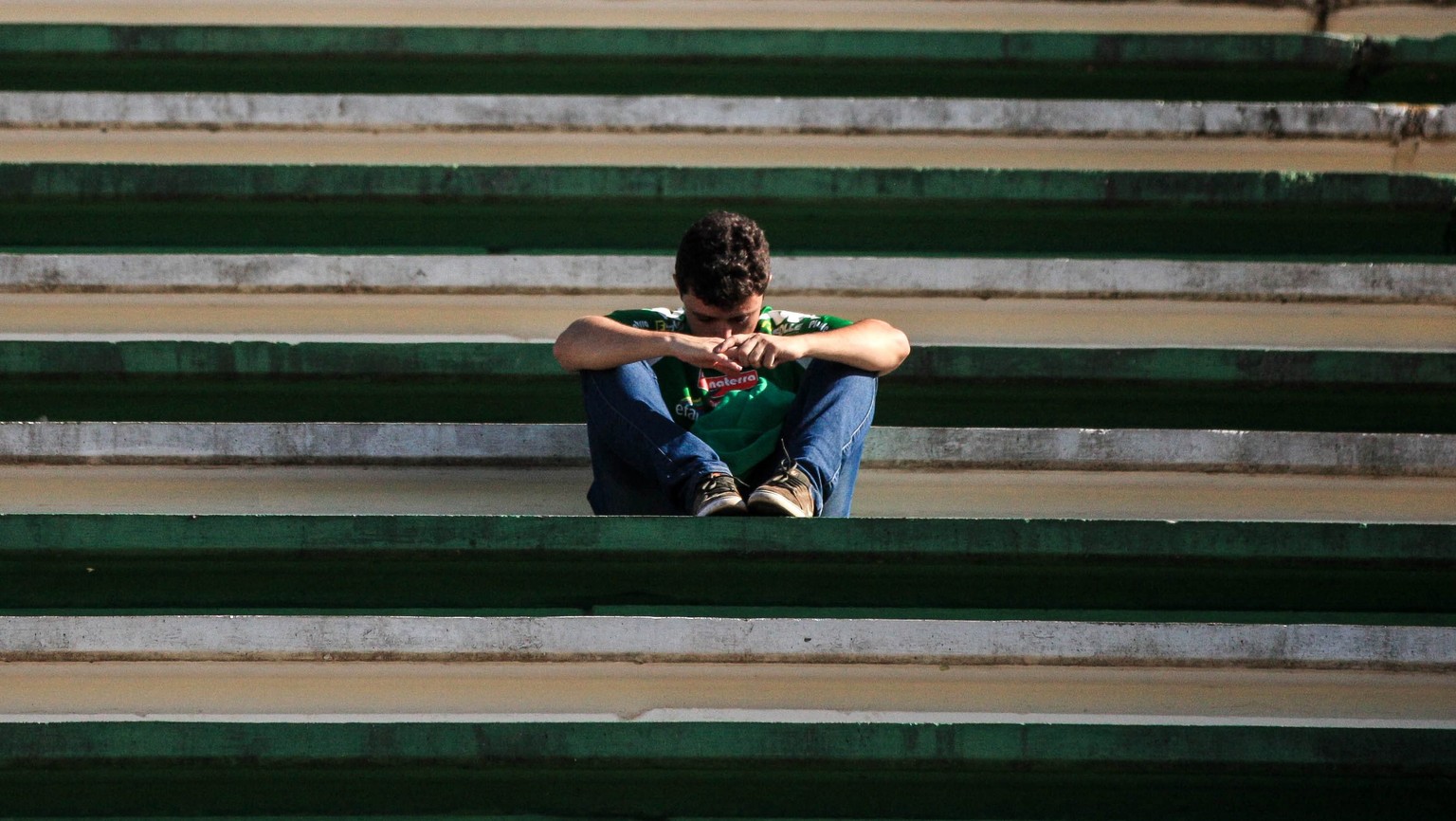 epa05652558 Fans of the Brazilian soccer team Chapecoense mourn and pay tribute to the 75 victims of the plane accident at the Conda Arena in Chapeco, Santa Catarina, Brazil, 29 November 2016. Accordi ...