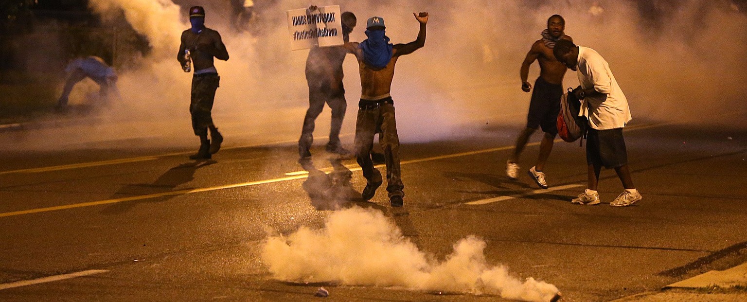 «Hände hoch, nicht schiessen», steht auf dem Schild dieses Demonstranten. Um die Lage in Ferguson zu beruhigen, sollen die Schulen am Donnerstag und Freitag geschlossen bleiben.&nbsp;&nbsp;